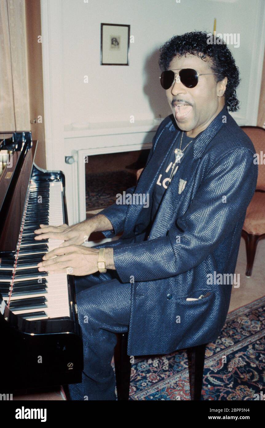 Little Richard - Der US-amerikanische Sänger an einem Flügel Banque D'Images