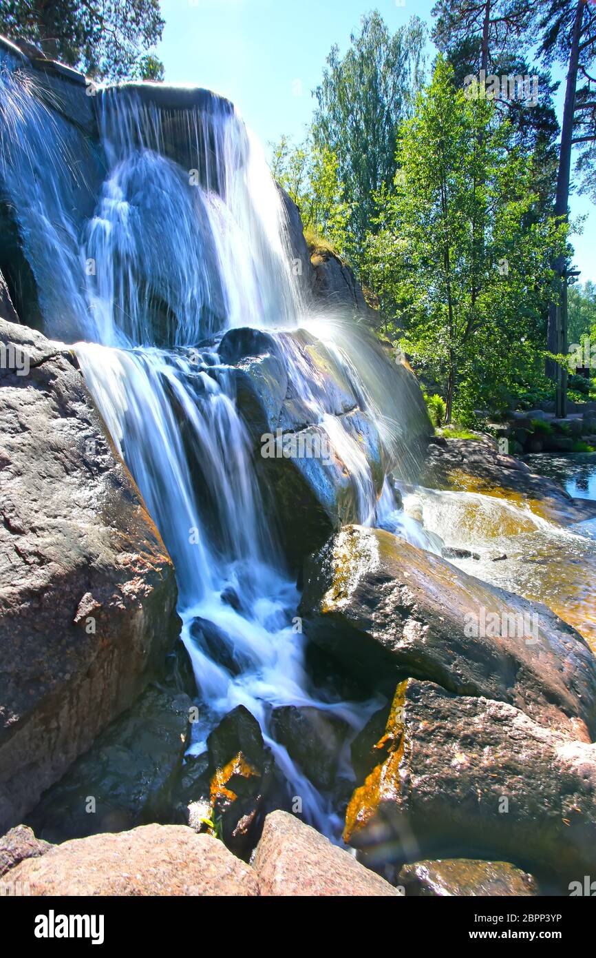 Belle cascade dans le parc aquatique de Sapokka. C'est un charmant parc du centre-ville. Kotka, Finlande. Banque D'Images