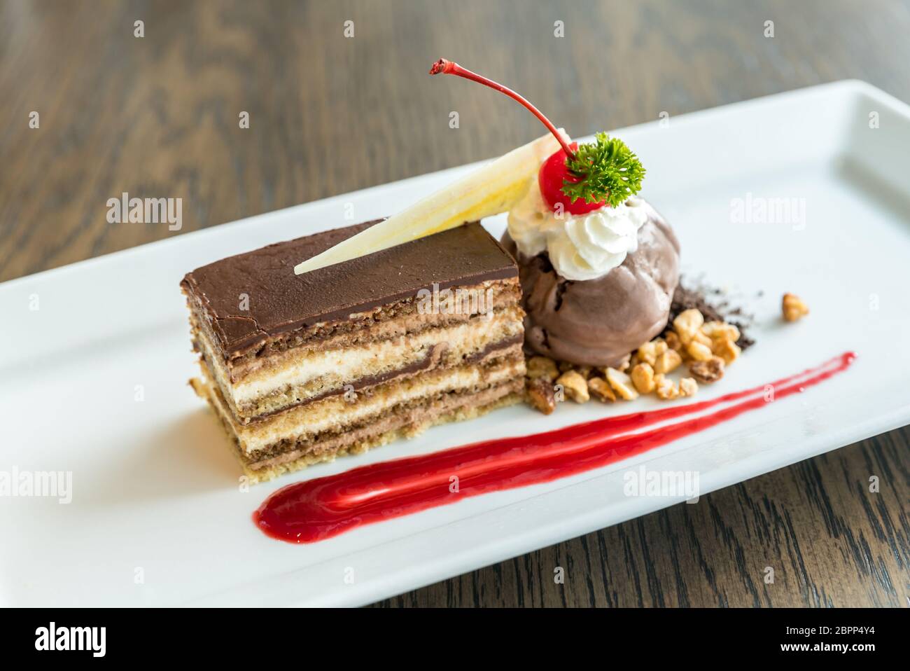 Gateau opéra avec glace au chocolat Banque D'Images