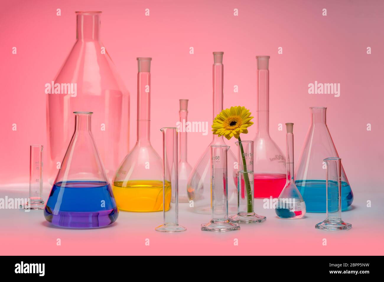 Variété de verrerie de laboratoire en partie rempli y compris le capitule en ambiance coloful Banque D'Images