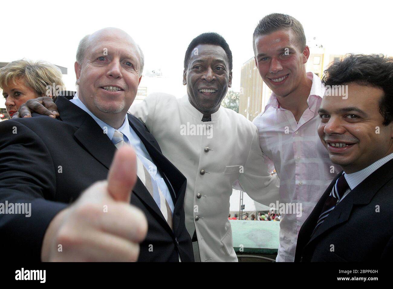 WJT 2005 à Köln - Die brasilianische Fußball-Legende Pelé zu Besuch à Köln - zu seiner Linken Reiner Calmund und zu seiner Rechten Lukas Podolski. Banque D'Images