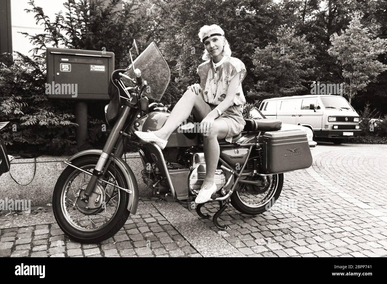 Isolde Tarrach // Foto-Shoot - Fernsehmodéraatorin Isolde Tarrach auf einem Motorrad in den 80er Jahren Banque D'Images