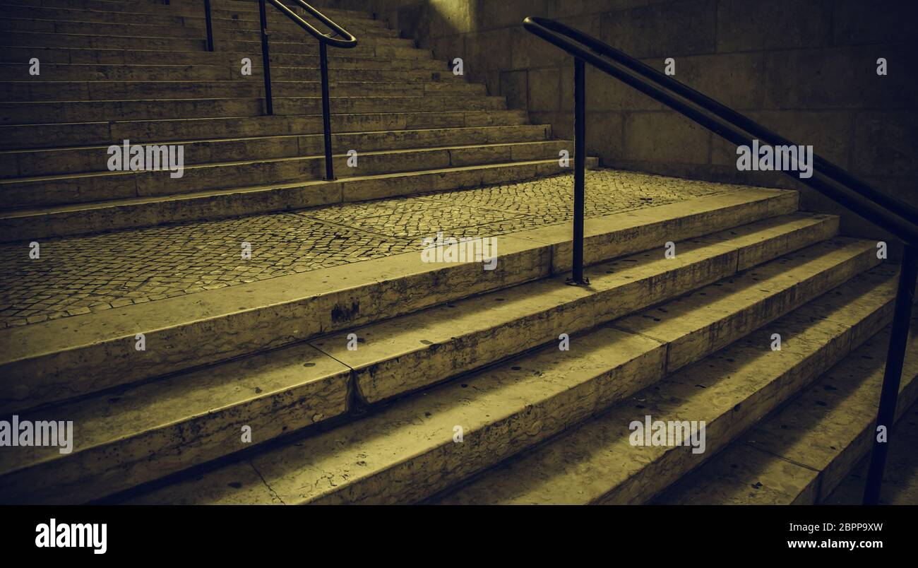 Escaliers dans Alfama, Lisbonne, détail d'une vieille sclère dans un quartier typique Banque D'Images
