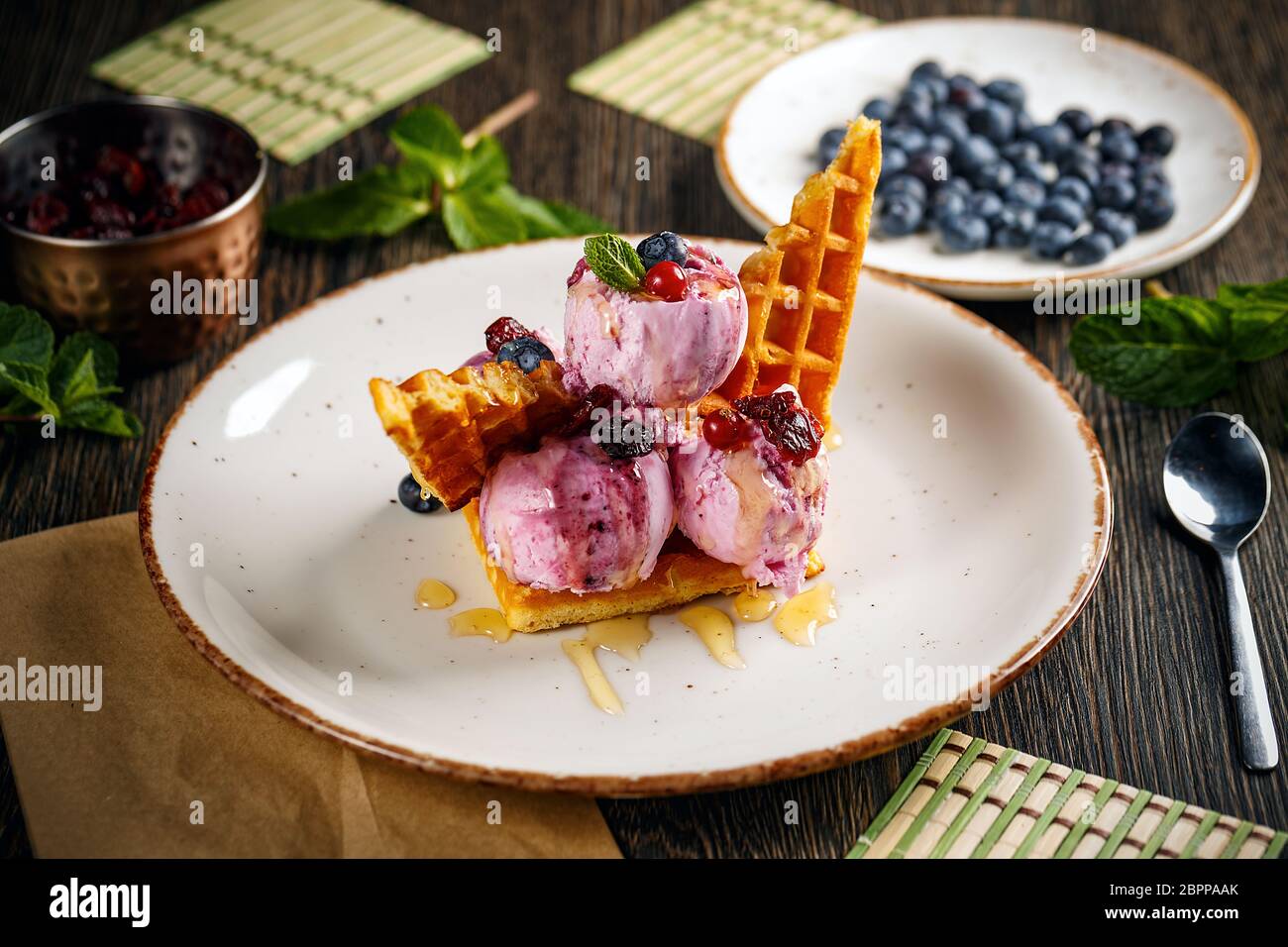 Des gaufres avec du sirop d'érable et crème glacée Banque D'Images
