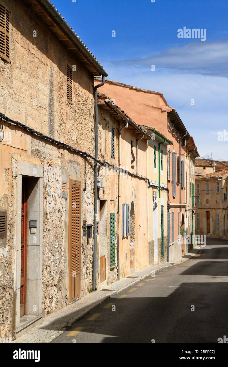 Belle rue dans le célèbre vieux village méditerranéen de Majorque. Îles Baléares, Majorque, Espagne Banque D'Images