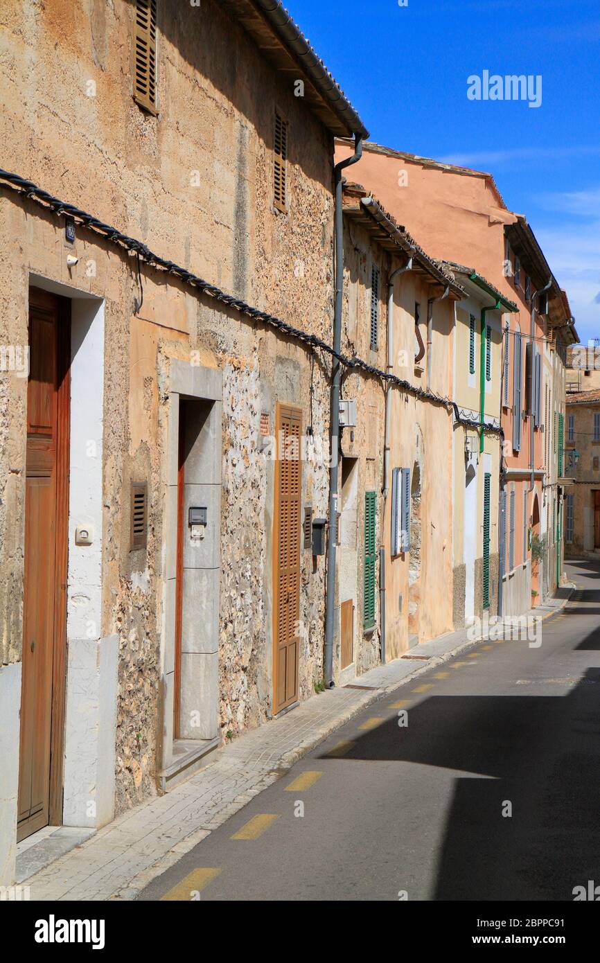 Belle rue dans le célèbre vieux village méditerranéen de Majorque. Îles Baléares, Majorque, Espagne Banque D'Images