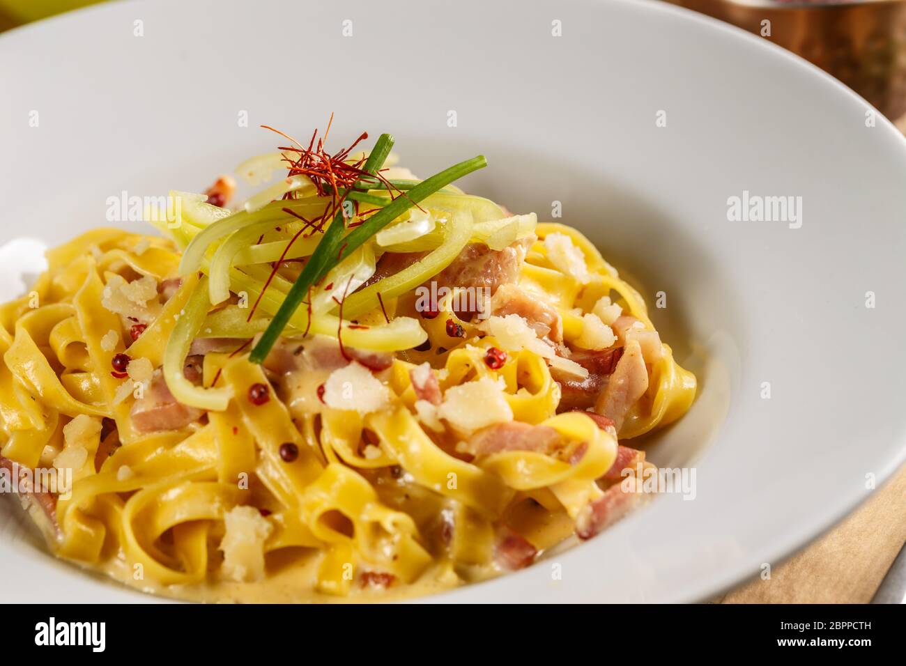 Les pâtes à la carbonara avec bacon, oeufs, et fromage parmesan Banque D'Images