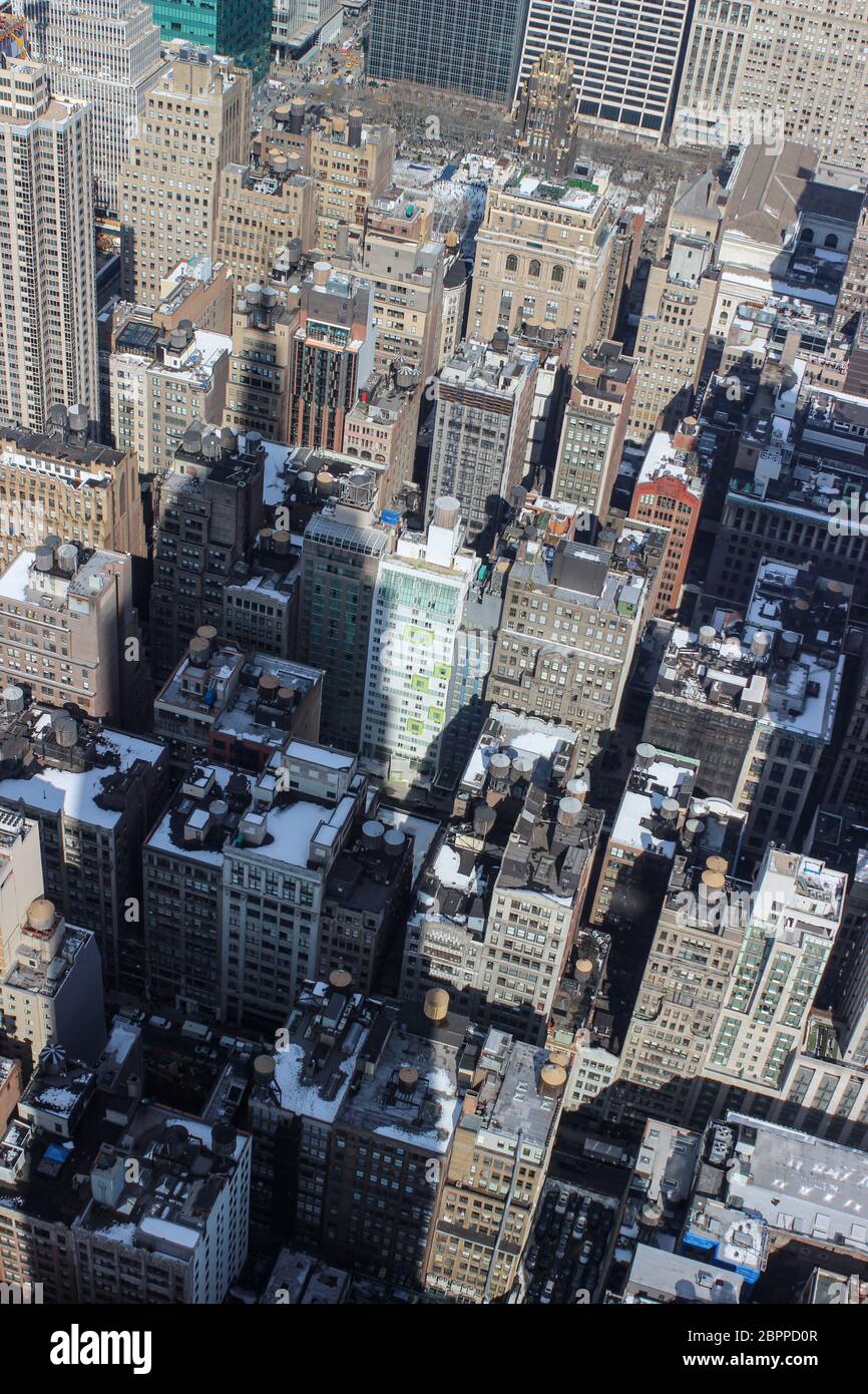 L'Empire State Building ombre sur des bâtiments de moindre importance dans Midtown Manhattan, New York City, États-Unis d'Amérique Banque D'Images