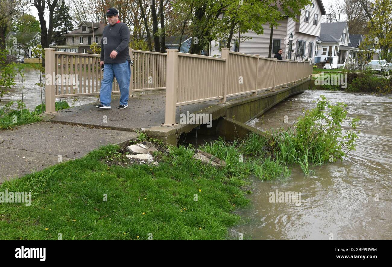 Racine, Wisconsin, États-Unis. 19 mai 2020. La rivière Root à racine, Wisconsin, était à 0,7 pieds au-dessus du stade de crue à 9 h le mardi 19 mai 2020, cinq heures avant que ces photographies aient été prises. Les avertissements d'inondation restent en vigueur mercredi matin. Les gens viennent regarder la rivière qui est bien en dehors de ses rives dans Island Park. La circulation dans le parc est interdite et la piste cyclable/de marche est impraticable. Crédit : Mark Hertzberg/ZUMA Wire/Alay Live News Banque D'Images