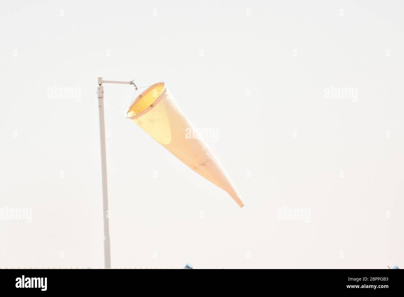 Chaussette de vent orange contre le ciel bleu. Chaussette de vent de l'équipement vérifier la direction du souffle de vent dans la journée et aucun souffle de vent sur ciel couvert nuageux. Banque D'Images
