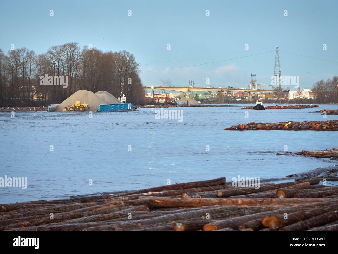 Trafic maritime industriel fleuve Fraser. Trafic maritime industriel sur le fleuve Fraser à l'aube. Vancouver (Colombie-Britannique). Banque D'Images