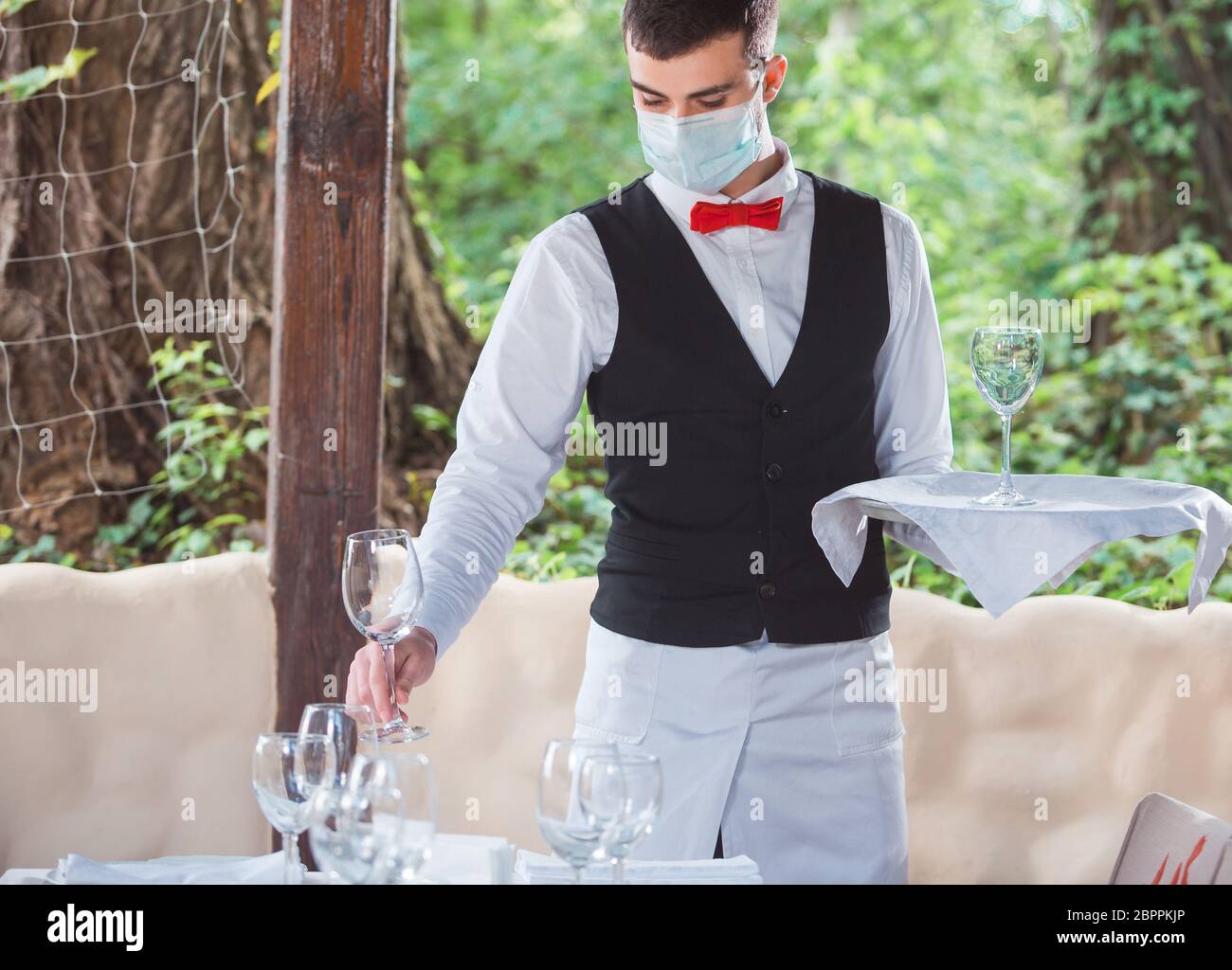 le serveur travaille dans un restaurant sur la terrasse d'été Banque D'Images