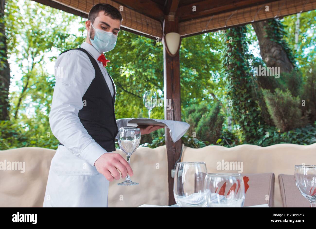 le serveur travaille dans un restaurant sur la terrasse d'été Banque D'Images