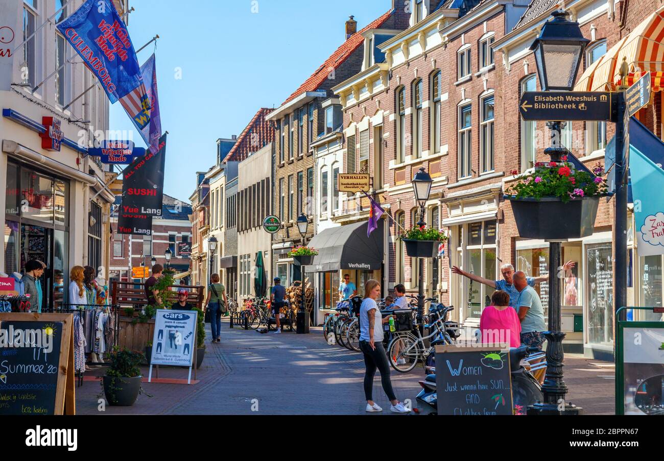 Culemborg. Des personnes non identifiées magasinent à Tollenstraat pendant un après-midi ensoleillé. Gelderland, pays-Bas. Banque D'Images
