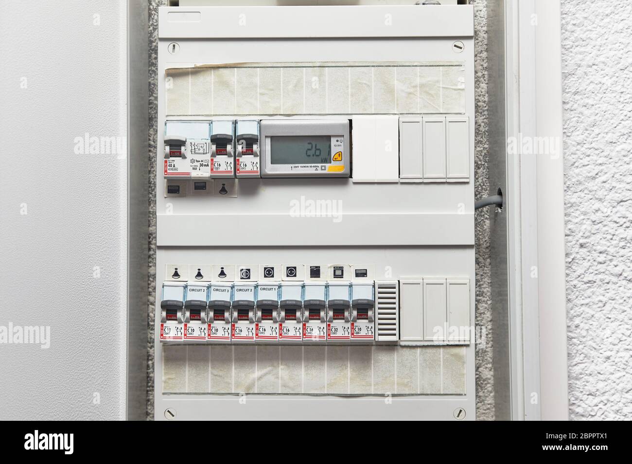 Câblage électrique et la boîte à fusibles dans une maison Photo Stock — free download