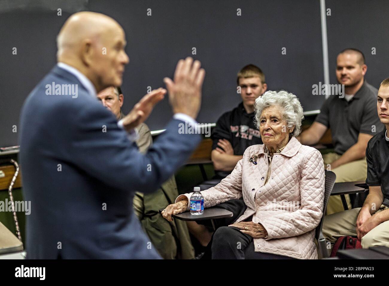 19 mai 2020: DOSSIER - ANNIE GLENN, 100 ans, une défenseure de longue date pour les personnes ayant des troubles de la parole et épouse de l'astronaute John Glenn, est décédée des complications de COVID-19 dans une maison de soins près de la famille à St. Paul, Minnesota. PHOTO : 9 novembre 2012 - Columbus, Ohio, États-Unis - ANNIE GLENN regarde son mari, l'ancien astronaute et sénateur américain JOHN GLENN, présente une conférence aux majors de l'aviation à l'université d'État de l'Ohio College of Engineering. Crédit : James D. Decamp/ZUMA Wire/Alay Live News Banque D'Images