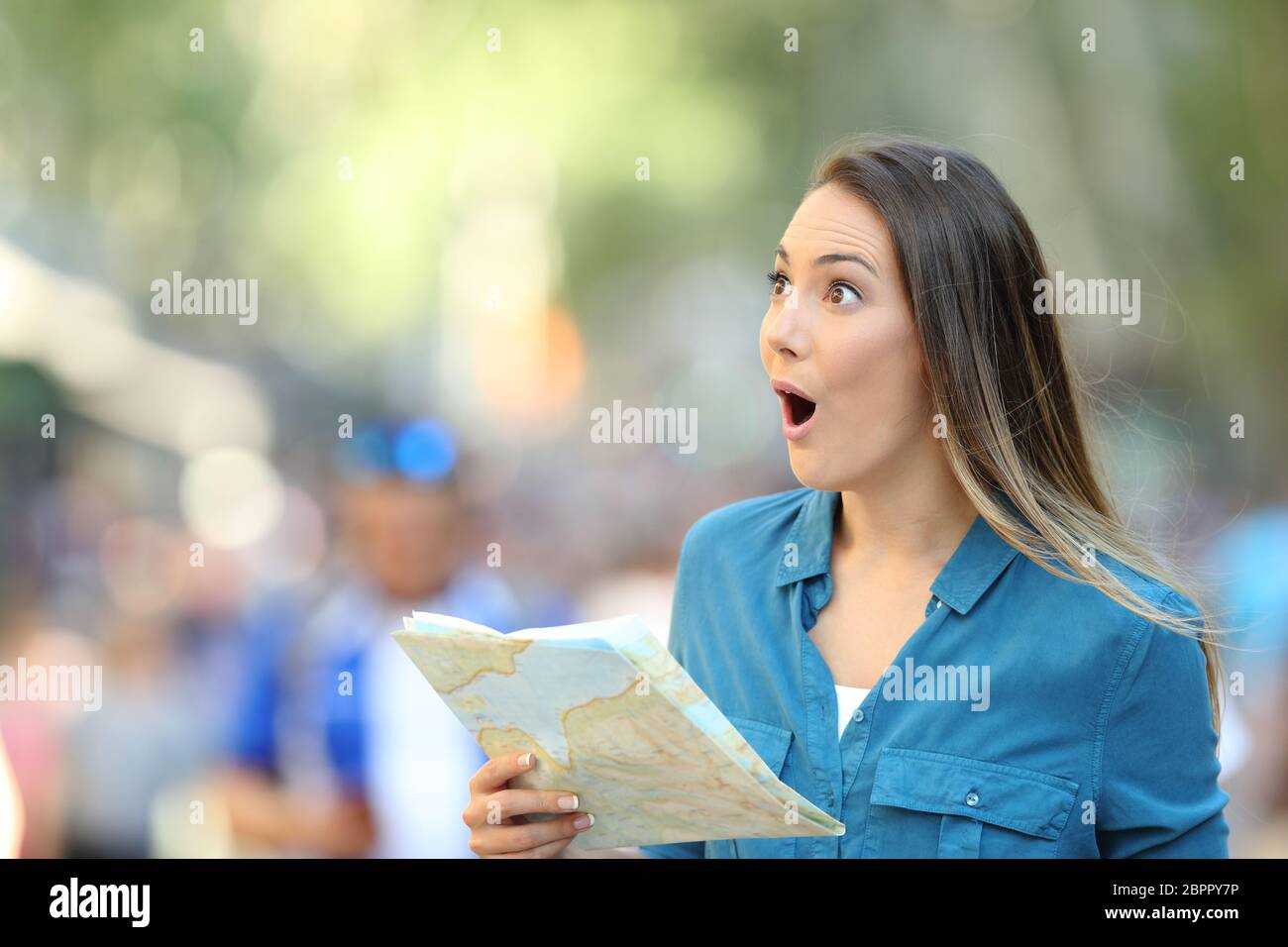 Visite à la femme surprise en tenant une carte sur la rue Banque D'Images