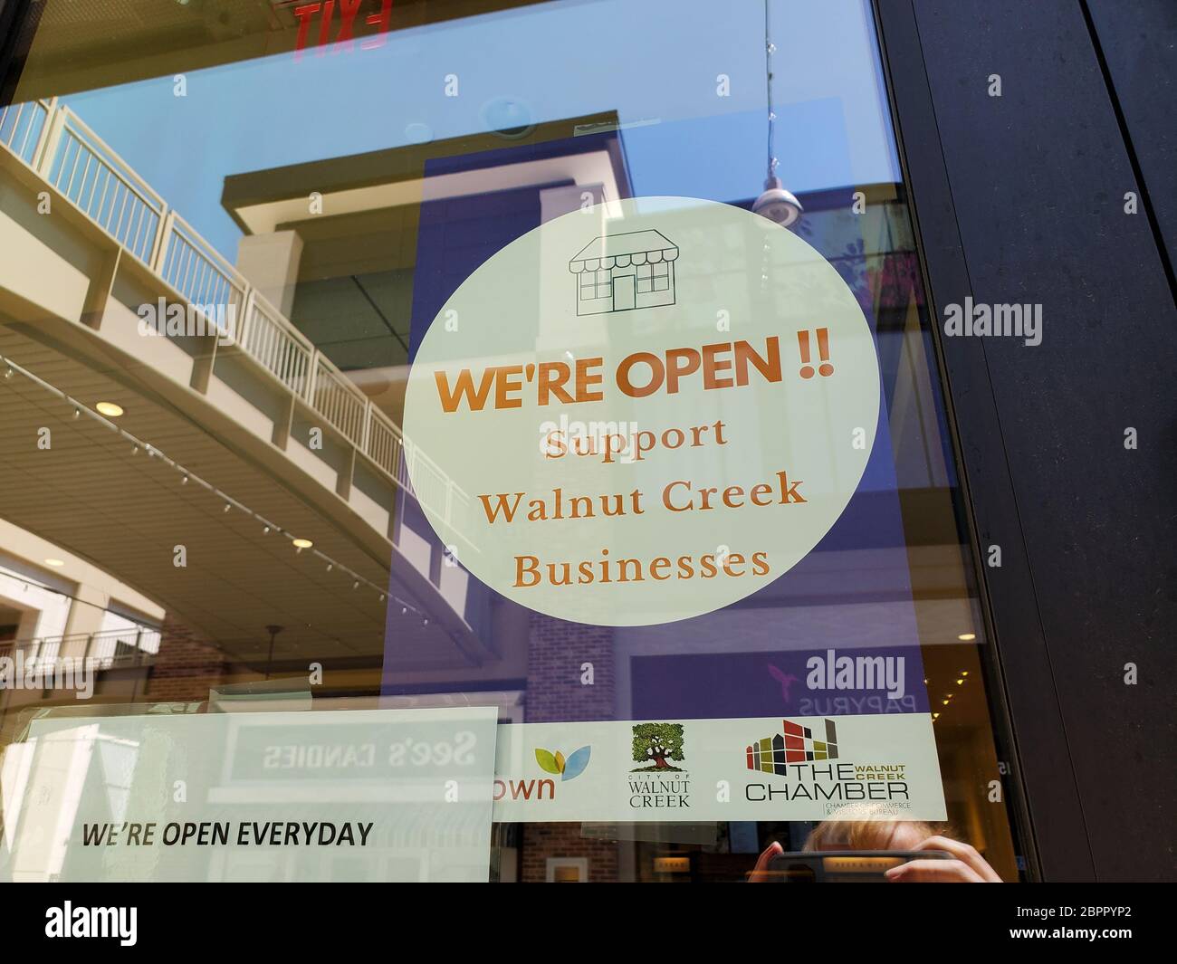 Sign Reading We're Open on restaurant à Walnut Creek, Californie, lors d'une épidémie du coronavirus Covid-19, le 23 avril 2020. () Banque D'Images