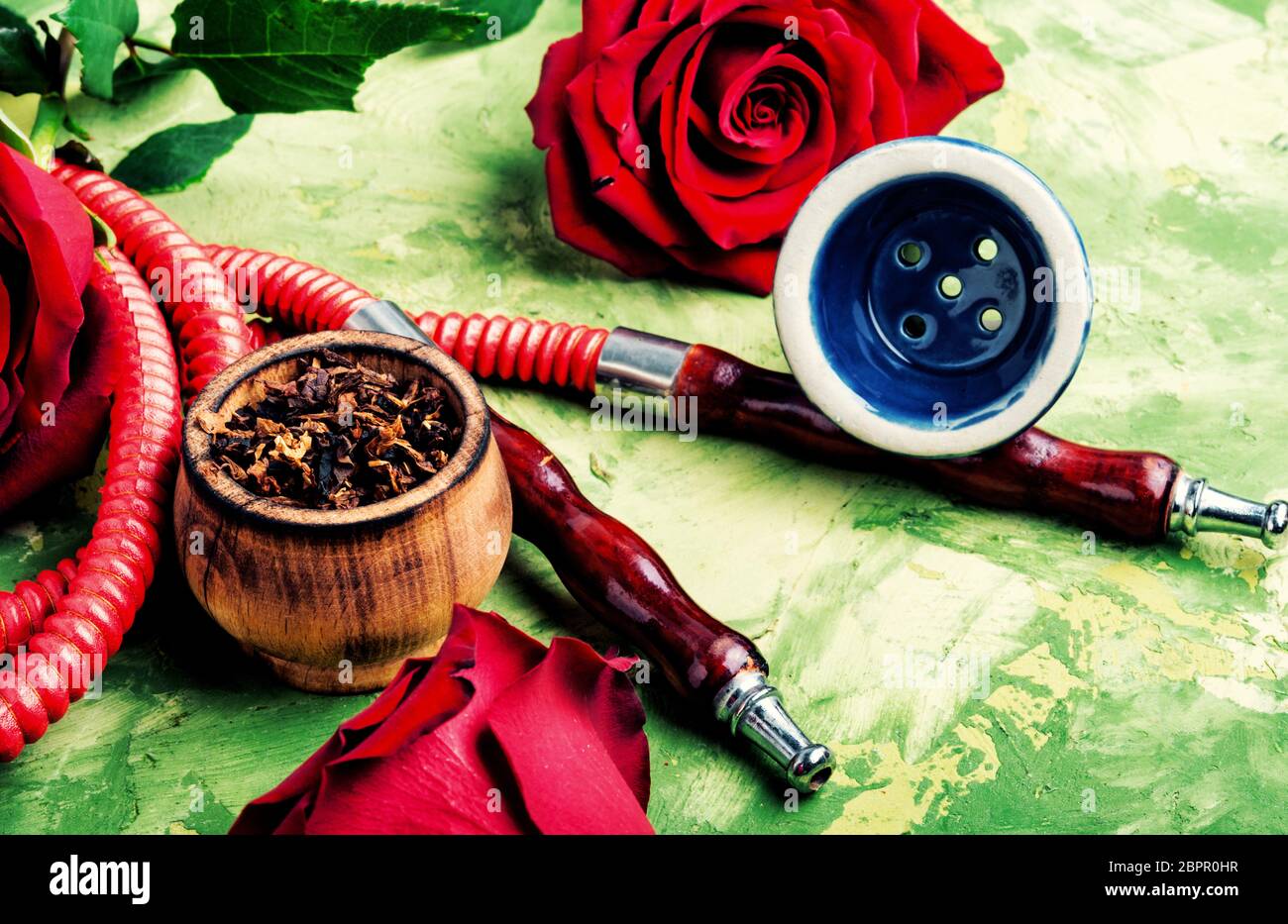 Le narguilé est pour vous détendre avec un arôme de rose narguilé narguilé Chicha..avec fleur. Banque D'Images