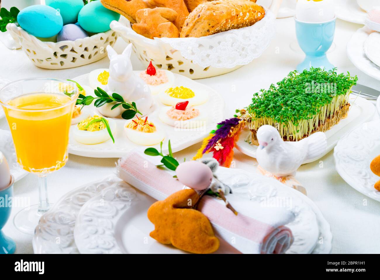 Une ambiance festive et colorée décoration de table de Pâques Banque D'Images