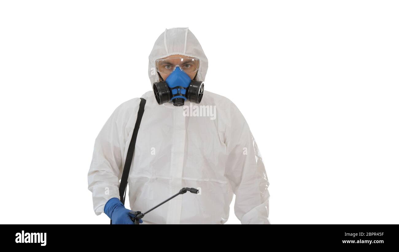 Désinfectant marchant avec réservoir de liquide antiviral regardant à l'appareil photo sur fond blanc. Banque D'Images