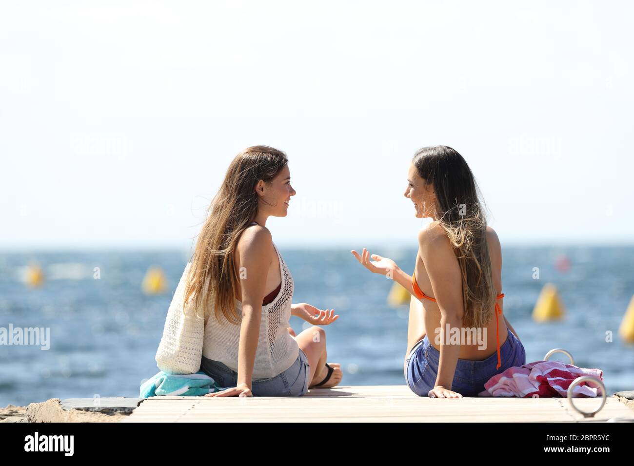Deux touristes sur vacartions parler d'été près de la mer sur la plage Banque D'Images