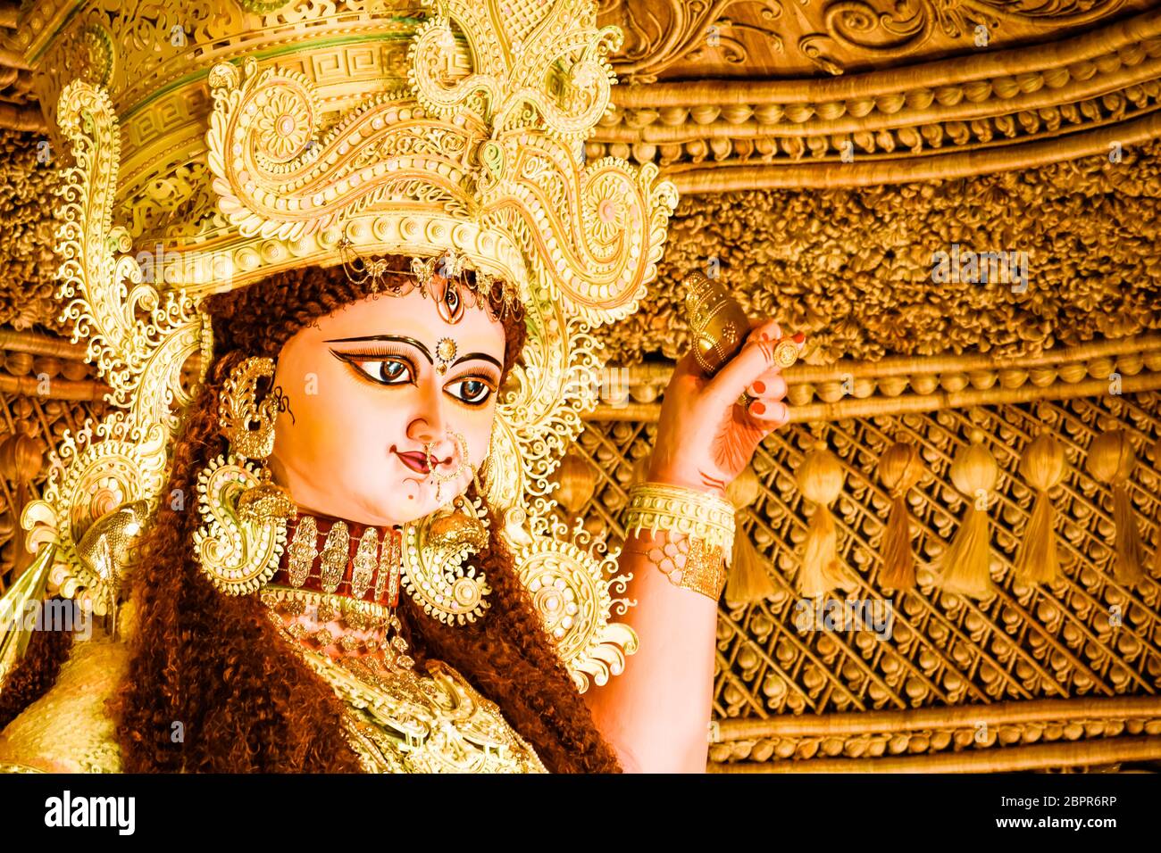 Chandannagar, Bengale occidental, Inde - 16 novembre 2018: Maa Jagadhatri Idol.très bien décoré. Capturé dans un temple célèbre. C'est un festival religieux Banque D'Images