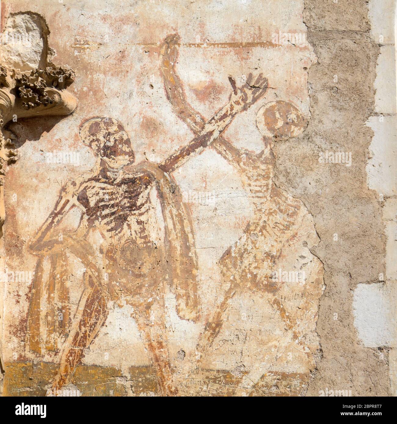 Un 13e siècle un squelette en plein air de la danse sur le mur extérieur de la Basilique St-Sauveur à la ville de pèlerinage de Rocamadour, cité épiscopale et sanctuaire de Banque D'Images
