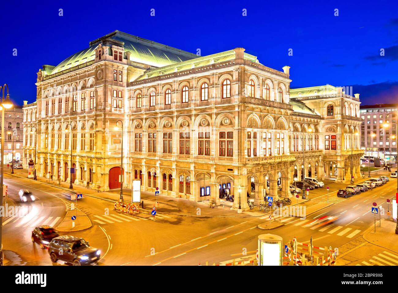 Maison de l'Opéra de Vienne square et de l'architecture vue du soir, capitale de l'Autriche Banque D'Images