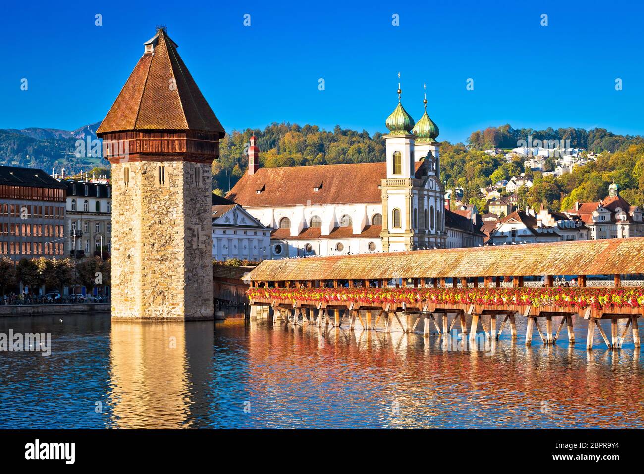 Historique Kapellbrucke pont en bois de Lucerne et le bord de points de repère, ville du centre de la Suisse Banque D'Images