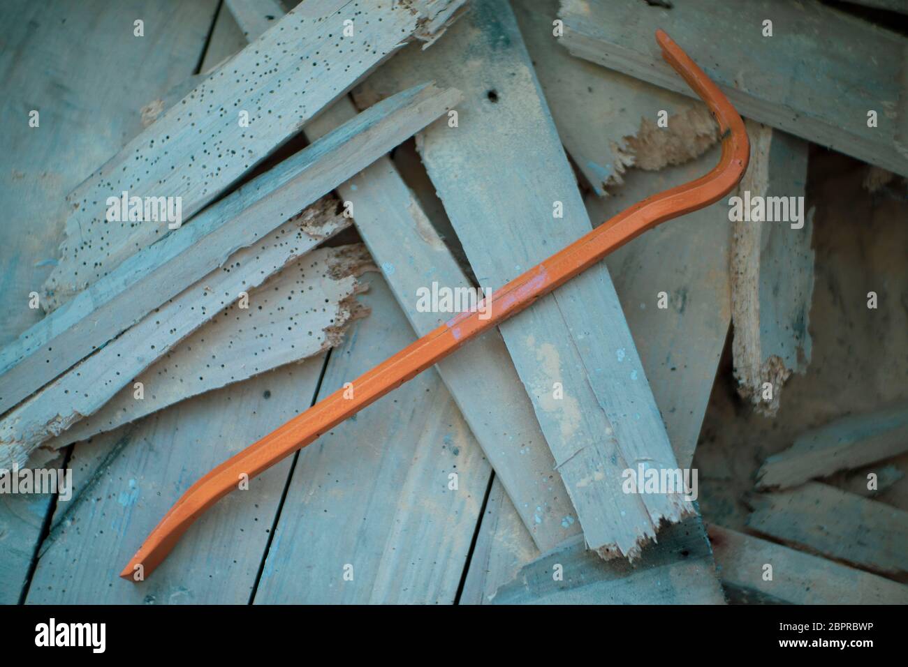 Crowbar sur bois démoli mangé par la ver à bois Banque D'Images