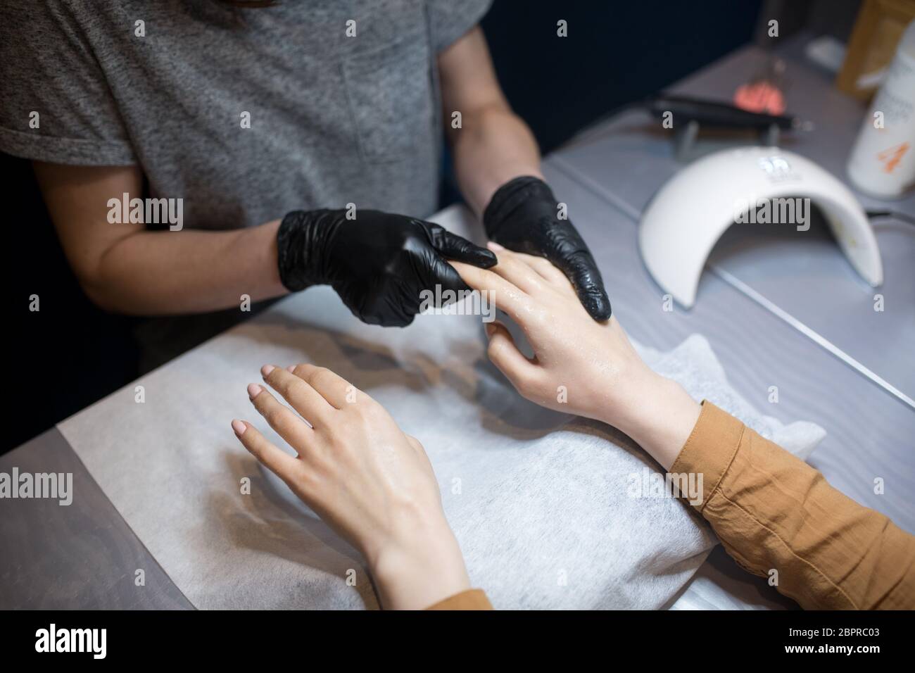 Salon de beauté, application de crème hydratante sur les mains des clients et massage. Manucure au salon. MANUCURE SPA, massage des mains et soins du corps. Gros plan Banque D'Images