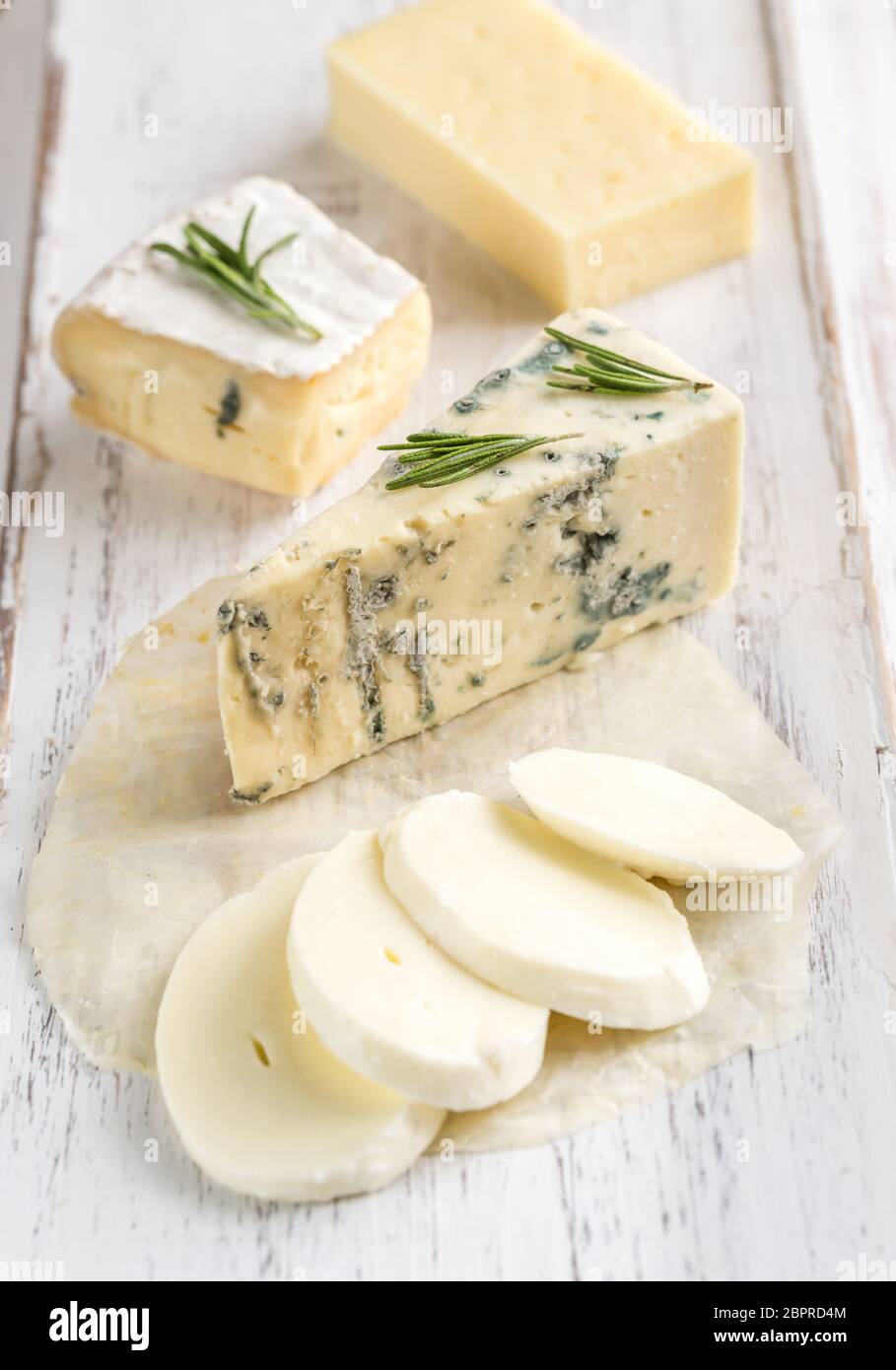 Différents types de fromage sur la planche de bois Banque D'Images