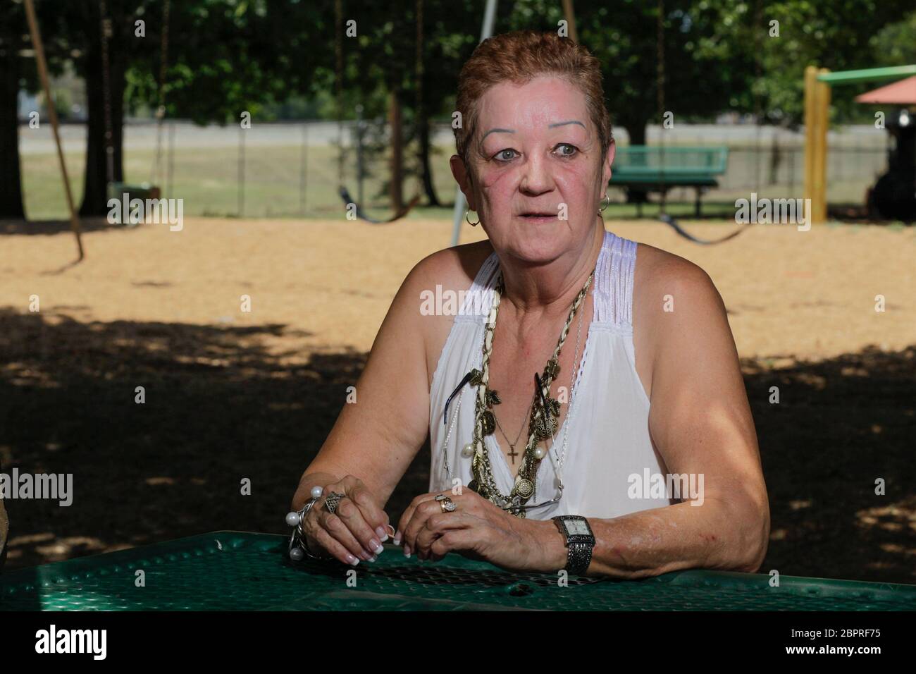 Smithville, Texas, États-Unis. 15 juillet 2011. NORMA MCCORVEY, la femme nommée ''Roe'' dans l'affaire historique de la Cour suprême de 1973 ''Roe vs Wade'' qui protégeait le droit de la femme de choisir l'avortement, pose dans un parc municipal de Smithville, au Texas, le 15 juillet 2011. McCorvey, qui est décédé le 18 février 2017 à Katy, au Texas, affirme dans un nouveau documentaire qu'elle a été payée avec élégance pour inverser sa position sur l'avortement dans les années 90. Crédit : Bob Daemmrich/ZUMA Wire/Alay Live News Banque D'Images