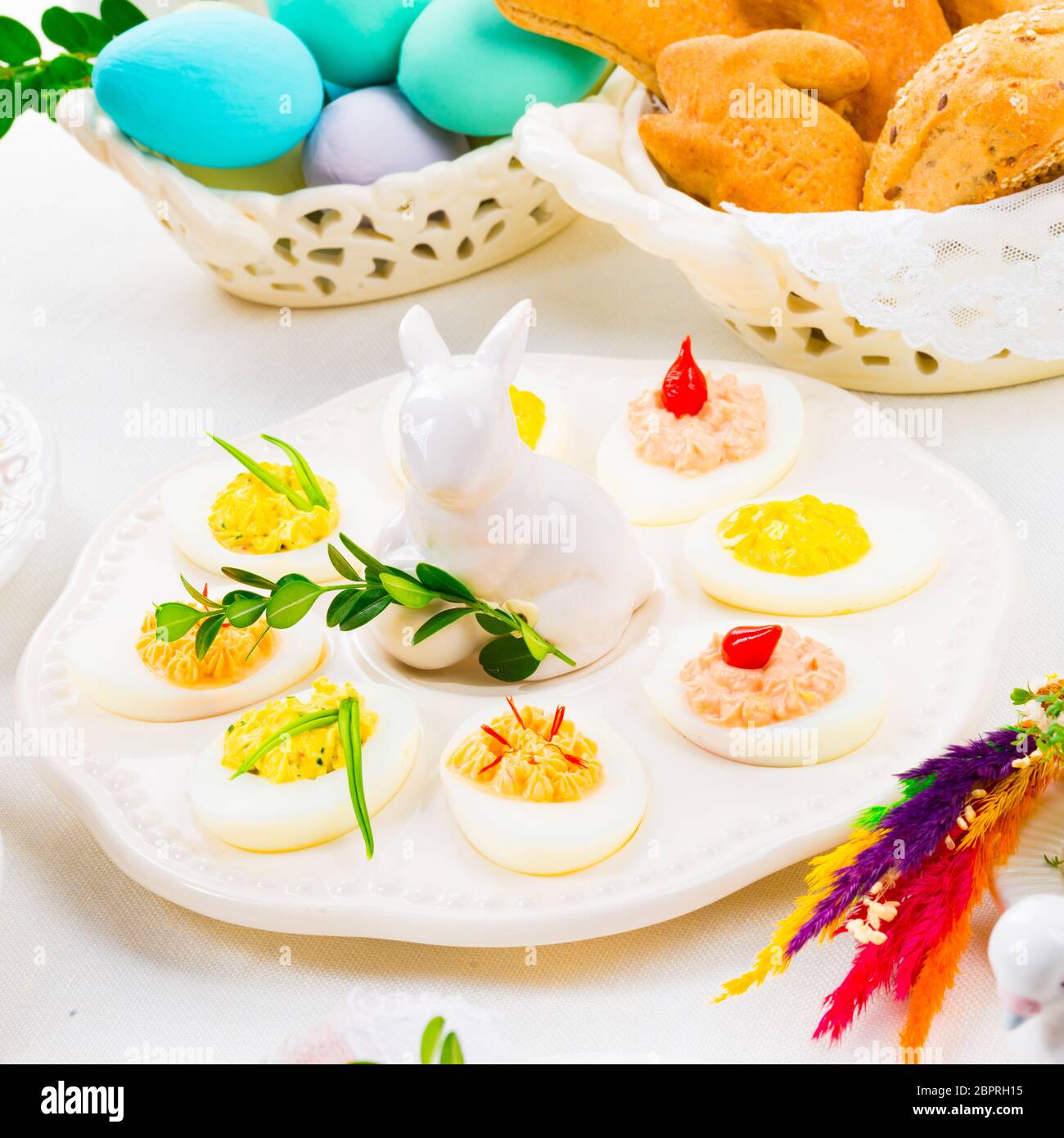 Une ambiance festive et colorée décoration de table de Pâques Banque D'Images