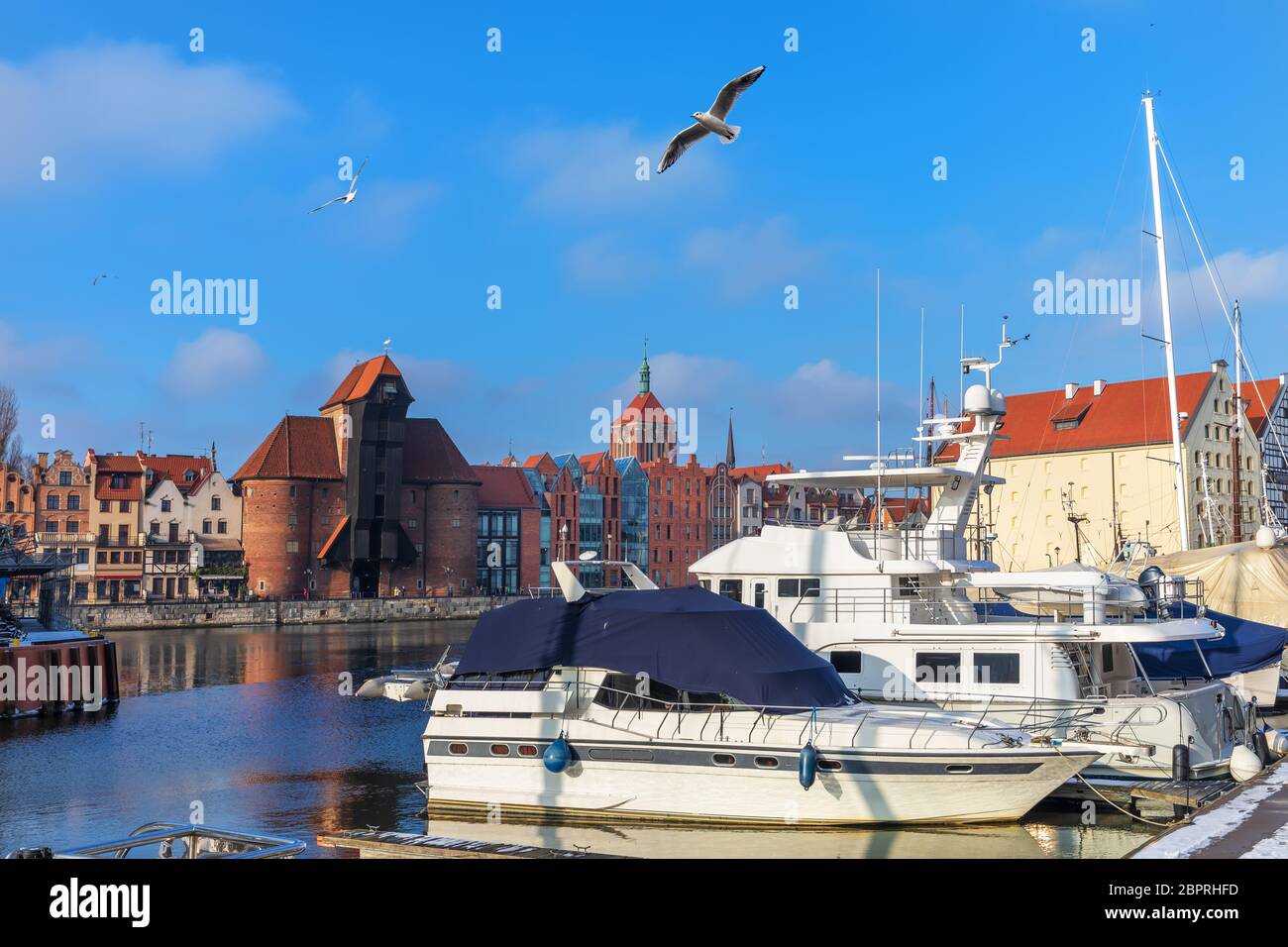 Yachts amarrés dans la en face de Motlawa Crane Port Zuraw, Gdansk, Pologne. Banque D'Images