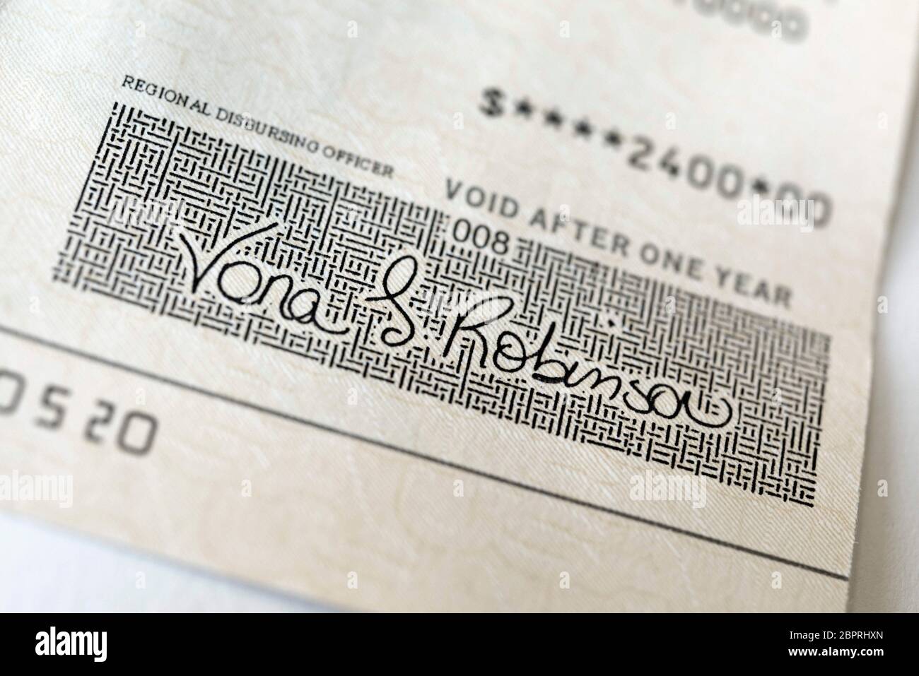 Vue de la signature sur un chèque de paiement à impact économique envoyé par l'IRS à la plupart des Américains et des résidents américains pour aider à atténuer les effets du Covi Banque D'Images