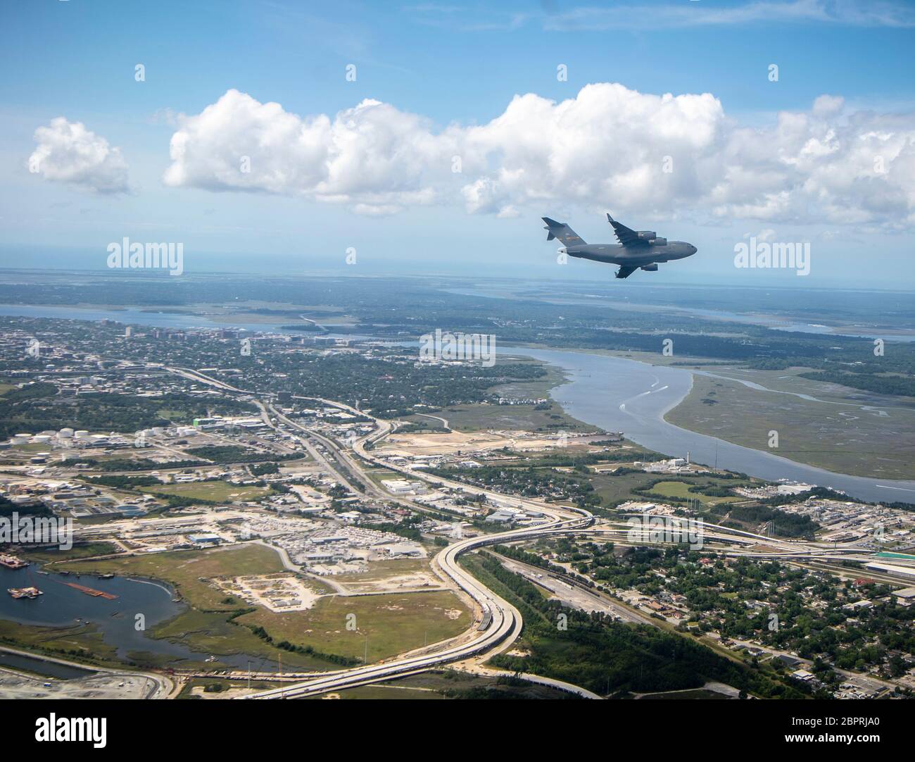 Un C-17 Globemaster III de la U.S. Air Force affecté à l'aile 437 Airlift conduit un survol des installations médicales locales dans le cadre DE L'OPÉRATION: AMERICA STRONG, le 15 mai 2020, au-dessus de Charleston, en Caroline du Sud. Opération de la US Air Force: AMERICA STRONG est tenu pour saluer ceux à l'avant-garde de la réponse COVID-19. (ÉTATS-UNIS Photo de la Force aérienne par Airman First Class Duncan C. Bevan) Banque D'Images