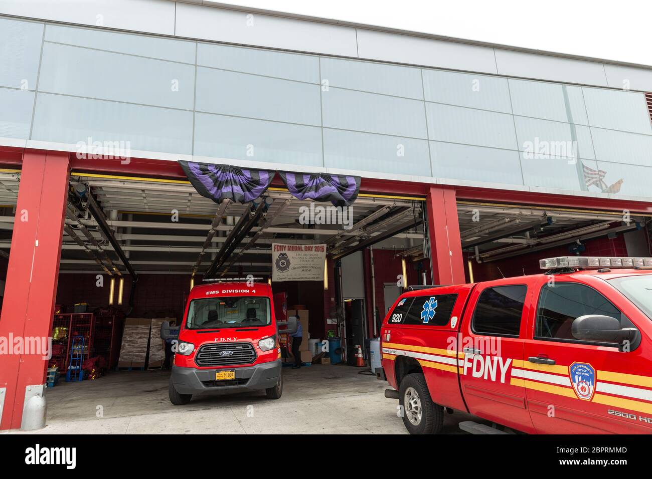 New York, NY - 19 mai 2020: Vue générale de la station de SMU 50 de la FDNY pendant la pandémie COVID-19 dans le Queens de Jamaïque Banque D'Images