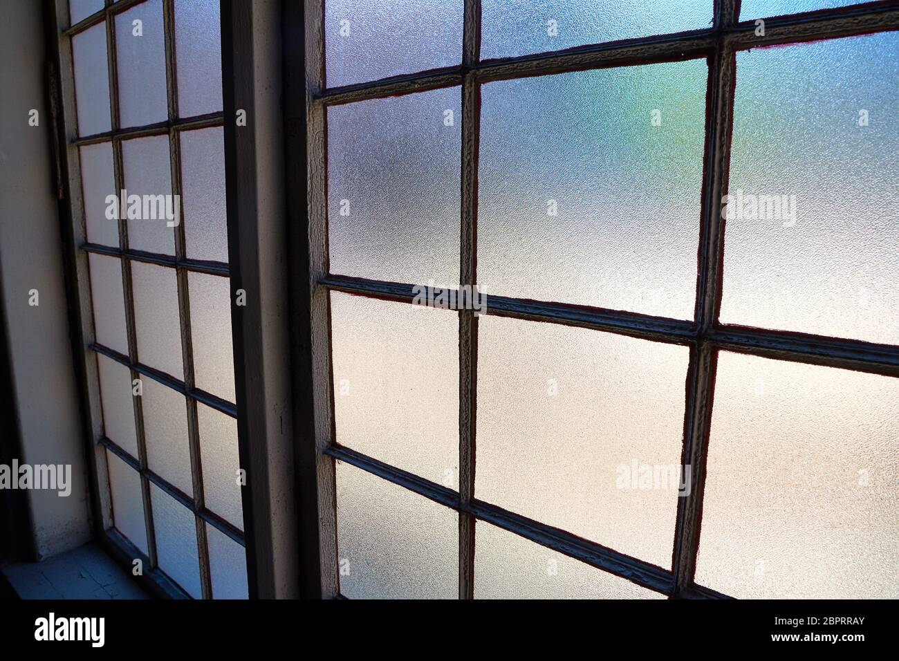 Fenêtre dans un bâtiment sombre intérieur ancien, hall industriel Banque D'Images