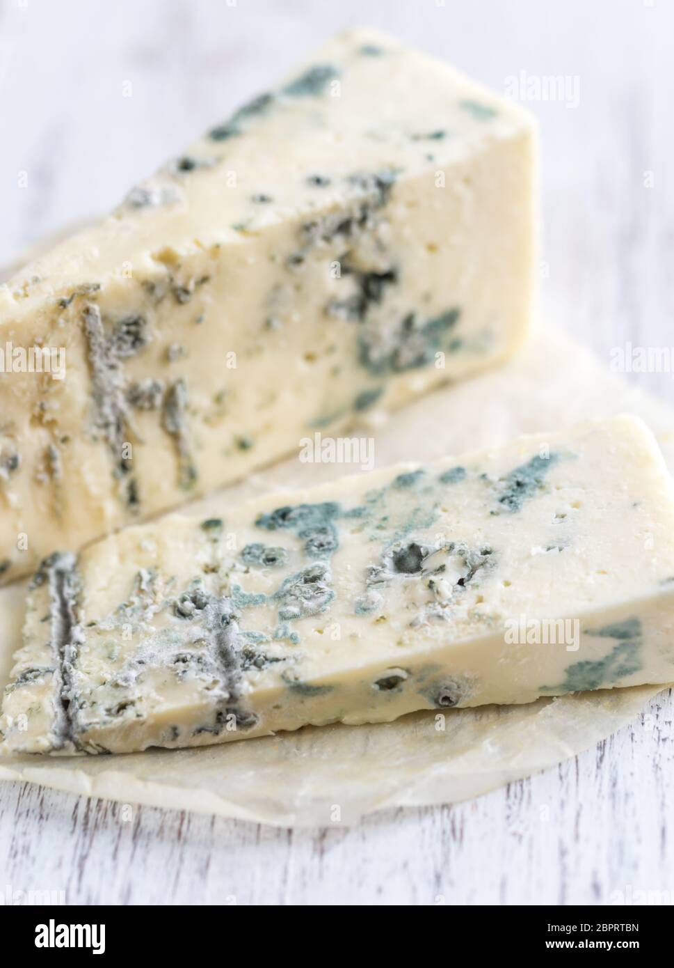 Différents types de fromage sur la planche de bois Banque D'Images