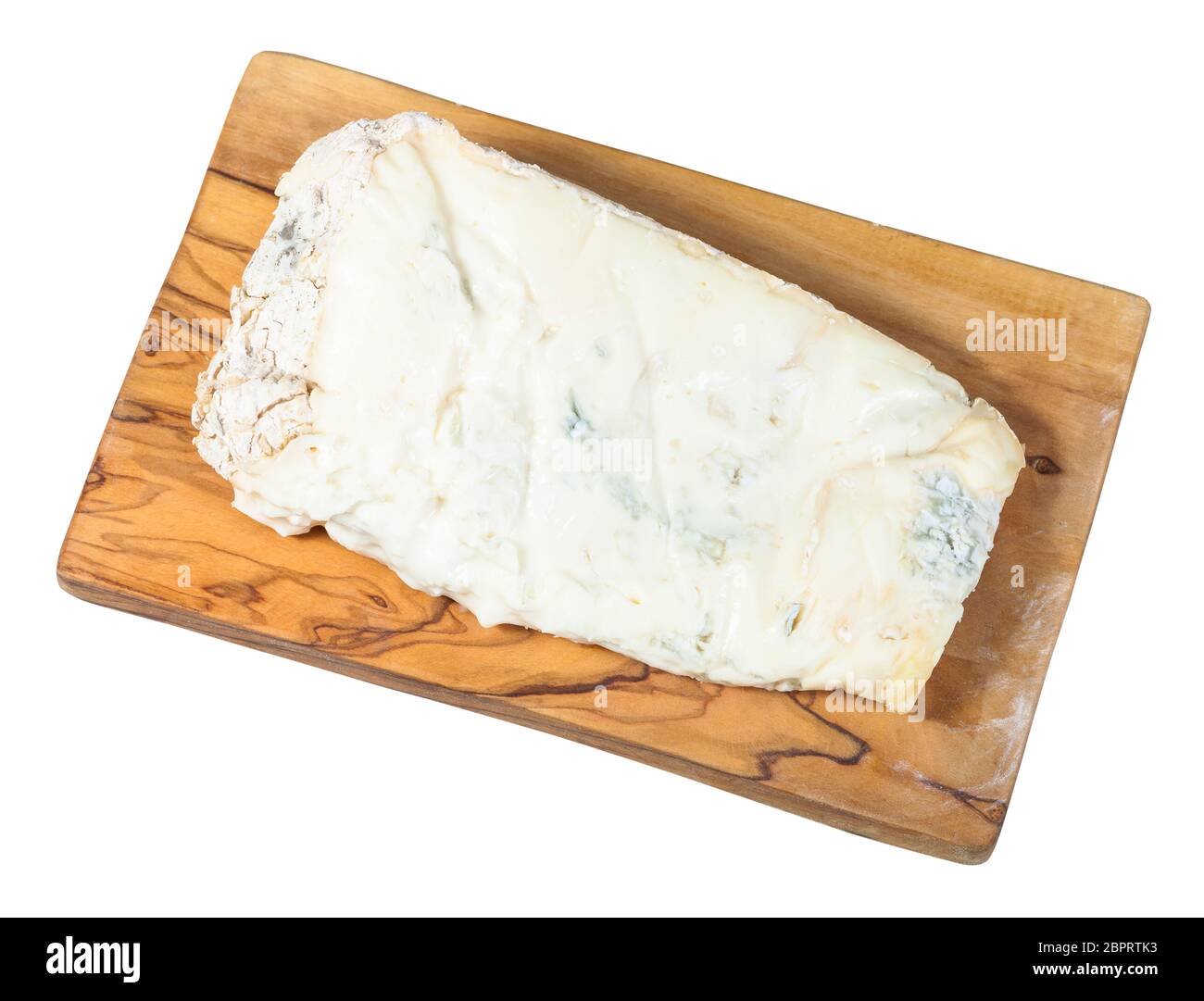 Vue de dessus du morceau de Gorgonzola italien local soft Blue cheese sur une planche à découper en bois d'olivier isolé sur fond blanc Banque D'Images