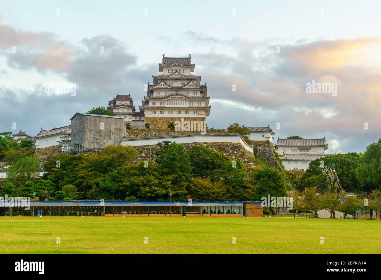 Lever du soleil sur le château de Himeji, daté 1333, dans la ville de Himeji, préfecture de Hyogo, Japon Banque D'Images