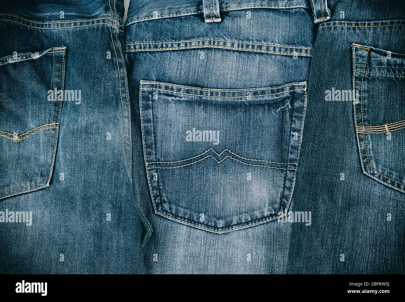 Plusieurs jeans bleu classique plié dans une rangée, poche arrière Banque D'Images