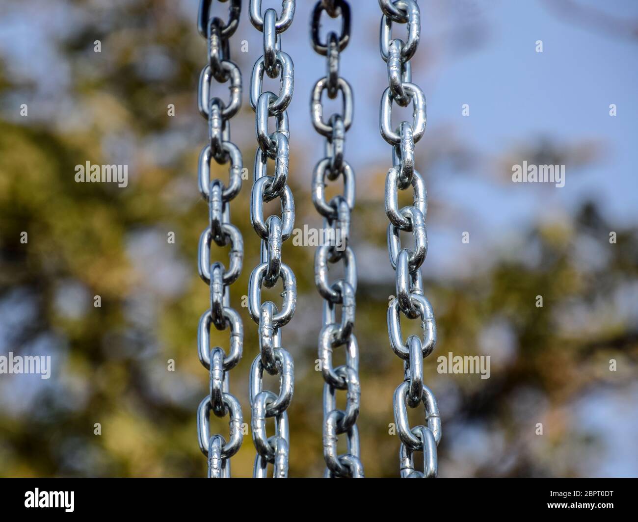 Chaîne en métal pour la suspension. Chaîne en métal pour la suspension. Banque D'Images