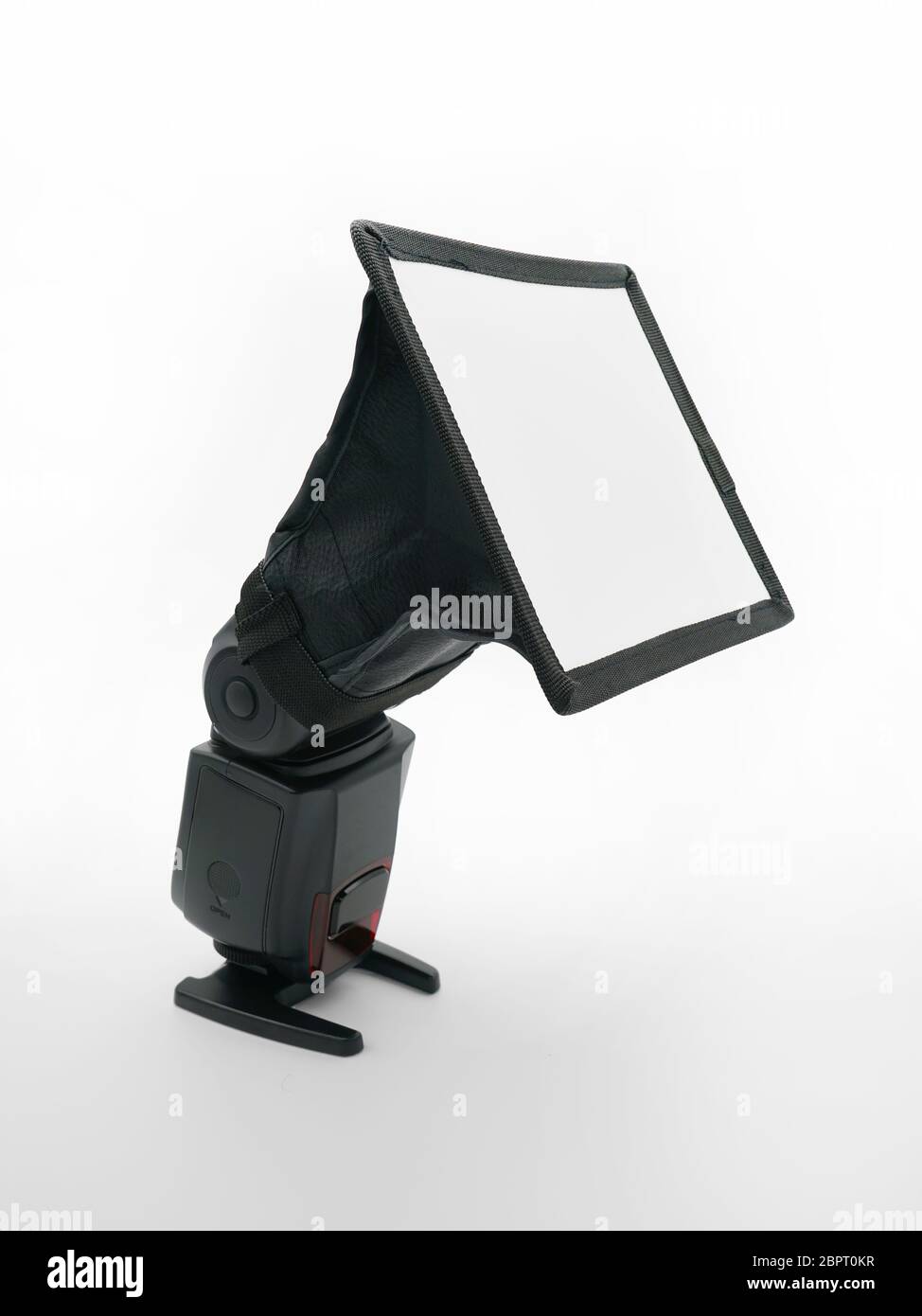 speedlight externe avec diffuseur et isolé sur fond blanc Banque D'Images
