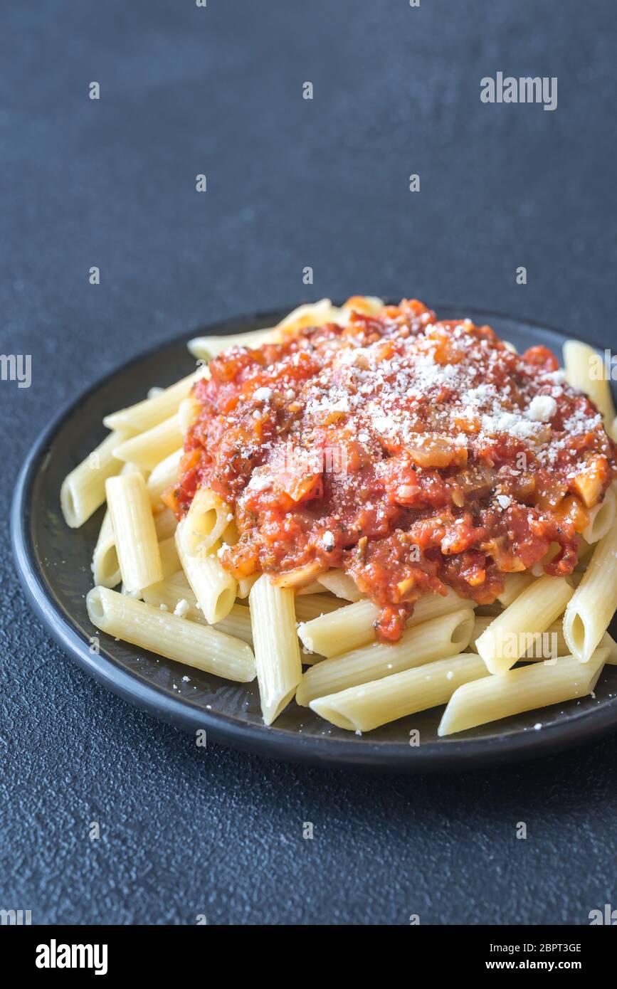 Partie de penne avec sauce arrabbiata Banque D'Images