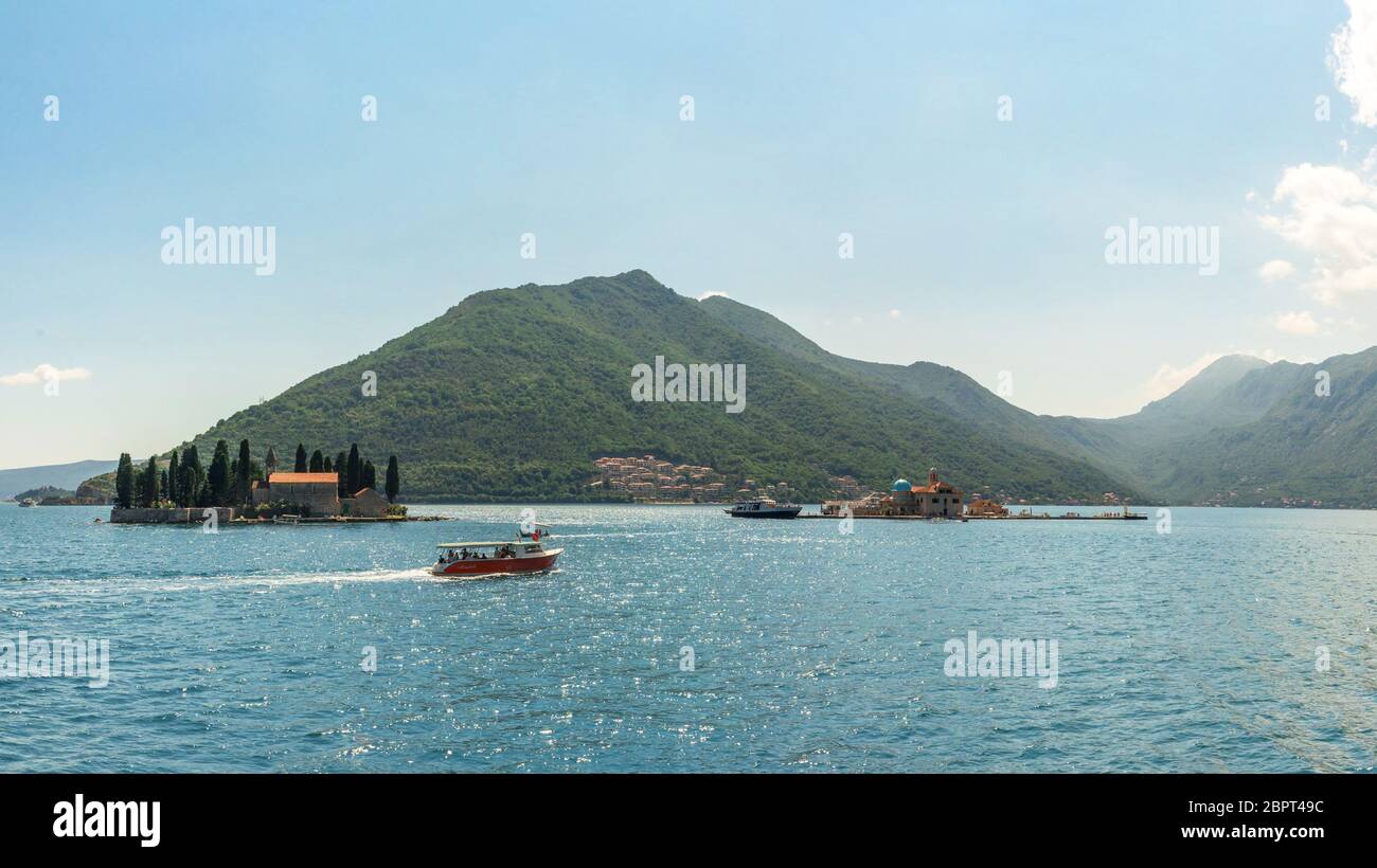 Deux îles de la baie de Kotor, Monténégro, dans un jour d'été ensoleillé Banque D'Images