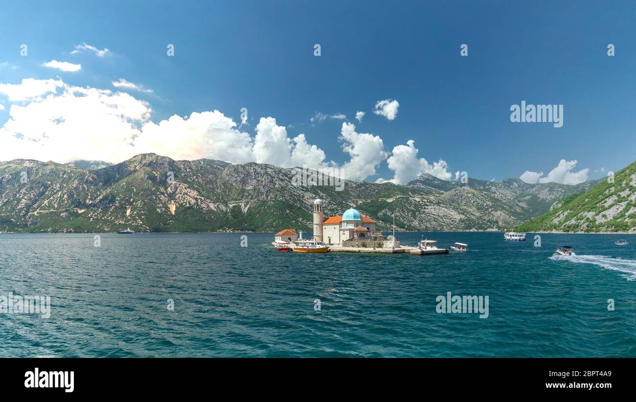 Notre Dame de l'église de roches sur une île de la baie de Kotor, Monténégro, dans un jour d'été ensoleillé Banque D'Images