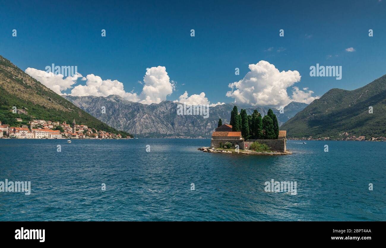 Île de Saint George, dans la baie de Kotor, Monténégro, dans un jour d'été ensoleillé Banque D'Images